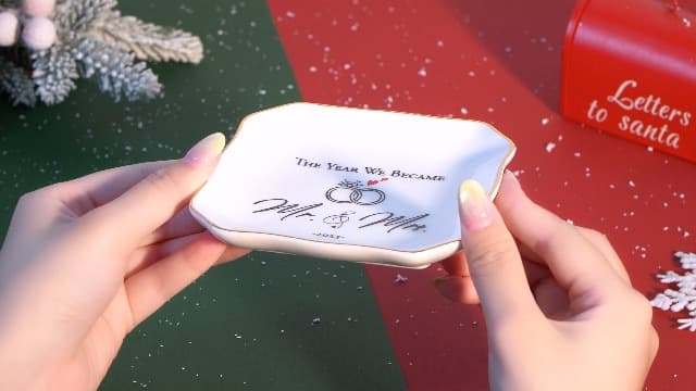OASSIE Wedding Gifts for Couple 2025 - Mr & Mrs 4"x4" Ceramic Jewelry Dish Tray - Bridal Shower Gifts for Women, Marriage Gift Ideas, Anniversary Engagement Gifts for Couples, Jewelry Holder Dish