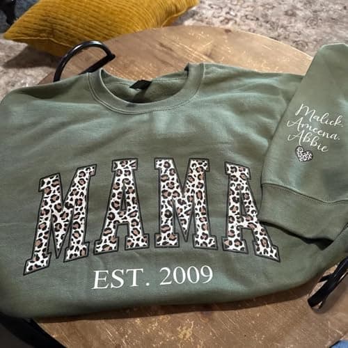 GODMERCH Custom Leopard Mama Sweatshirt With Kid Name On Sleeve, Personalized Mom Sweatshirts, Mama Est 2025 Sweatshirt, Personalized Gifts for Mom Grandma, Christmas Shirts