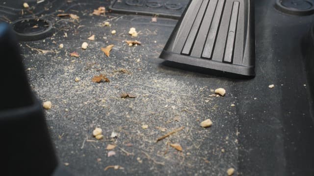 Vacmaster 5-Gallon* 5 Peak HP† Remote Control Wall Mount Wet/Dry Vac – VWMB508 1101