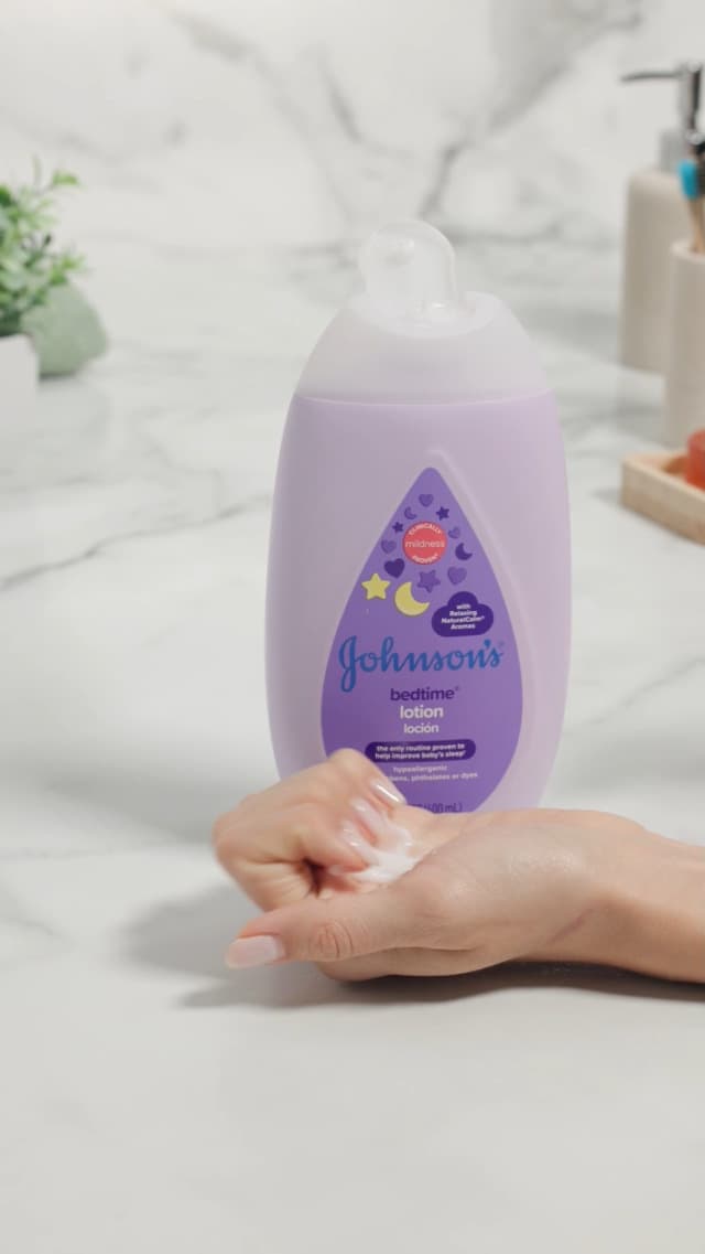 Bedtime Bath, Bedtime Lotion, & Calming Shampoo Gift Set with NaturalCalm Aromas Johnson's Baby Sleepy Time Gift Set, 3 Items B07DGPGR56