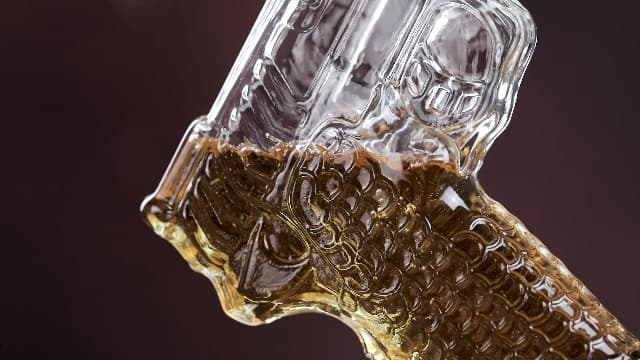 Whiskey Decanter Sets for Men, 10.5oz Handcrafted Gun Decanter Set with Shot Glass, Unique Christmas Gift Idea for Dad, Husband, Boyfriend, Brother, Gun Liquor Dispenser Fun Conversation Starter