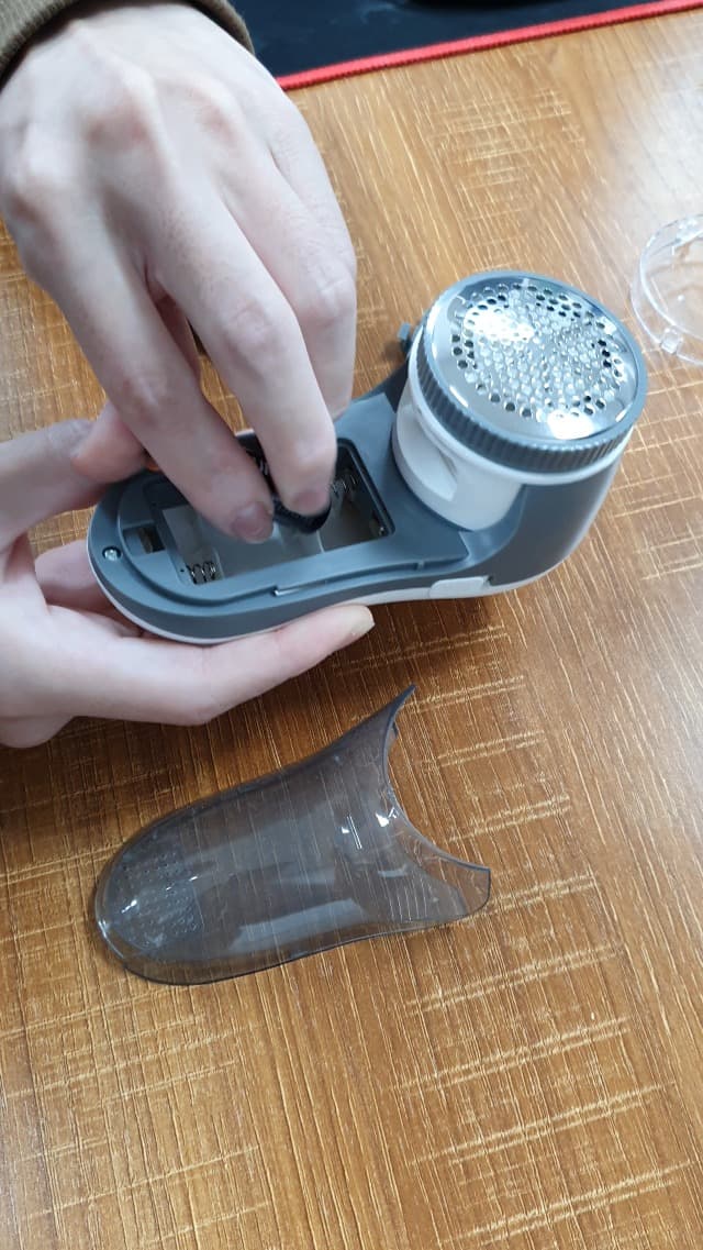 POPCHOSE Fabric Shaver, Lint Remover for Clothes, Battery Operated Lint Shaver with 6-Leaf Blades, Sweater Shavers to Remove Pilling for Clothing, Couch, Furniture, Fuzz, Lint Ball, Pillings