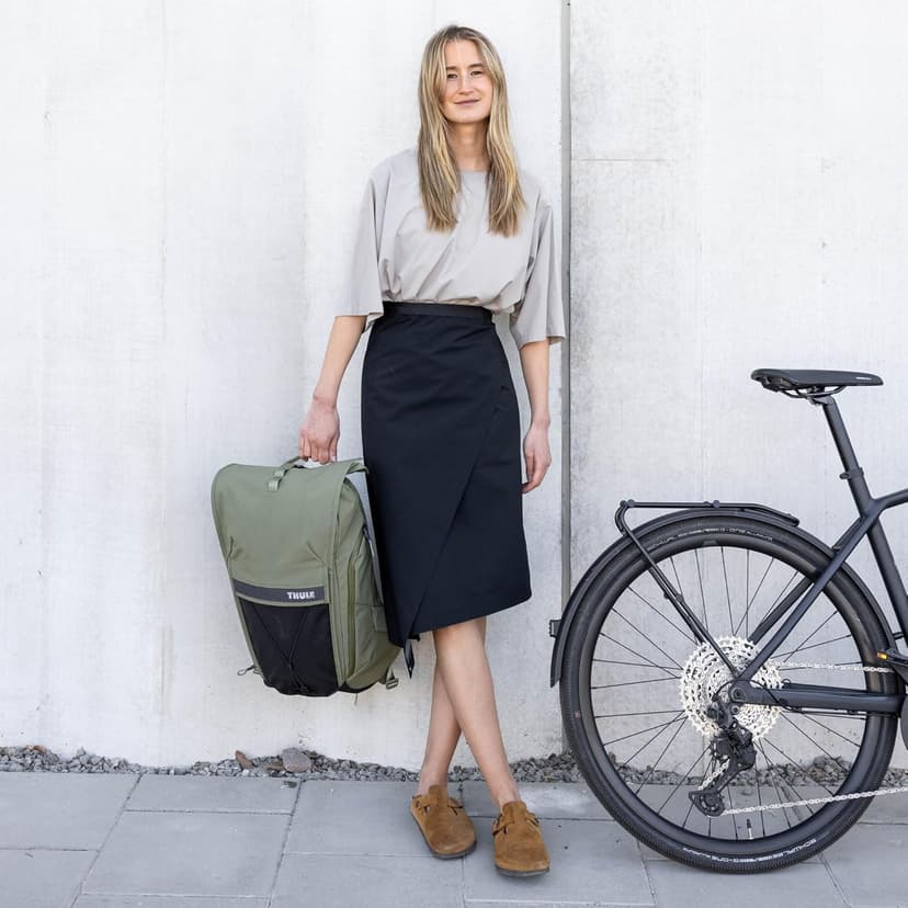 Thule Paramount Bike Commuter Backpack - 20L Capacity - Adjustable fit - 16" Padded Laptop Sleeve and 11" Tablet Pocket - Rolltop Closure - Side Phone Pocket - Taillight Loop