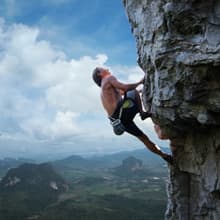 AKASO Brave 7 LE 4K30FPS 20MP WiFi Action Camera with Touch Screen EIS 2.0 Zoom Remote Control 131 Feet Underwater Camera with 2X 1350mAh Batteries Support External Microphone Vlog Camera