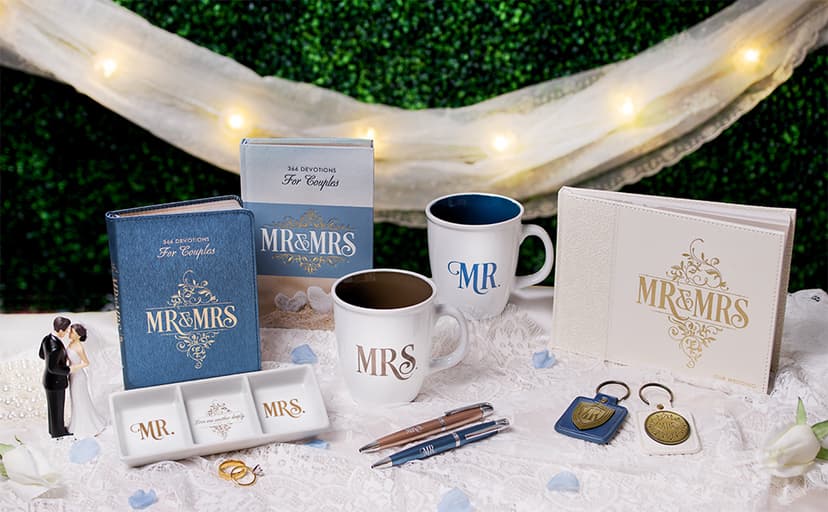 Mr. and Mrs. 366 Devotions for Couples - White Faux Leather Devotional Gift Book for Bride and Groom, Engaged 1642729647