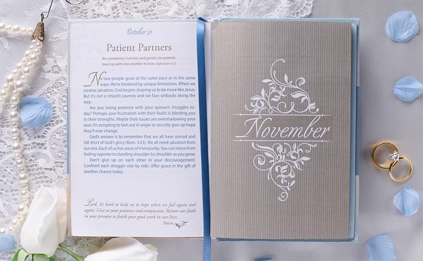 Mr. and Mrs. 366 Devotions for Couples - White Faux Leather Devotional Gift Book for Bride and Groom, Engaged 1642729647