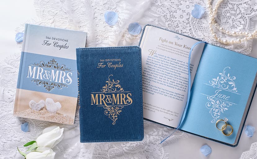 Mr. and Mrs. 366 Devotions for Couples - White Faux Leather Devotional Gift Book for Bride and Groom, Engaged 1642729647