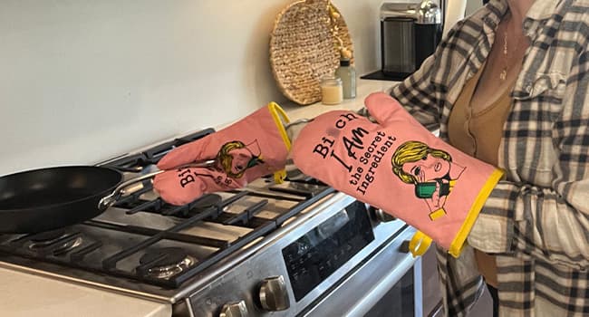 Miracu Oven Mitt, Funny Kitchen Cooking Oven Mitts, Pink Kitchen Accessories, Cute Baker Stuff, Baking Gifts for Women Mom, House Warming Gifts New Home Apartment, for Christmas Birthday Housewarming