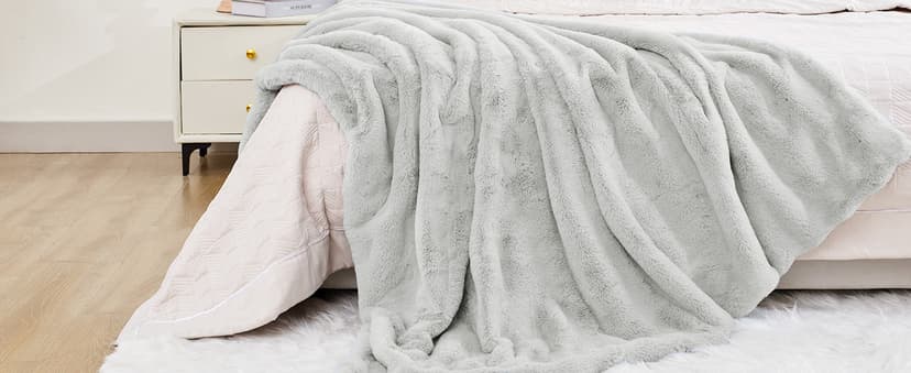 Touchat Luxury Faux Rabbit Fur Throw Blanket for Couch, Super Heavy Warm Cozy Fuzzy Blanket for Sofa Bedroom Living Room, Ultra Soft Fluffy Reversible Plush Blanket for Home Decor Gifts,Cream White