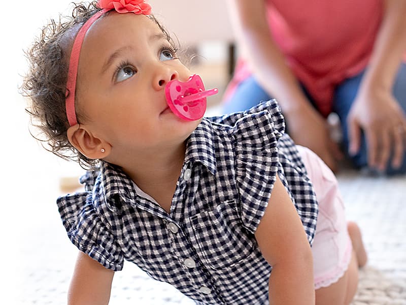 Chicco PhysioForma Silicone Orthondontic Pacifier, 0-6m | 100% Soft Silicone | Supports Breathing & Oral Development | Satin-Textured Nipple | Includes Sterilizing Case | BPA Free | Clear, 4pk