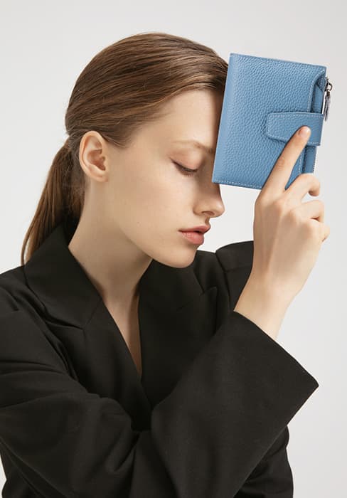 FALAN MULE Ultra Slim Thin Wallet for Women Bifold Leather RFID Blocking Designer Credit Card Holder