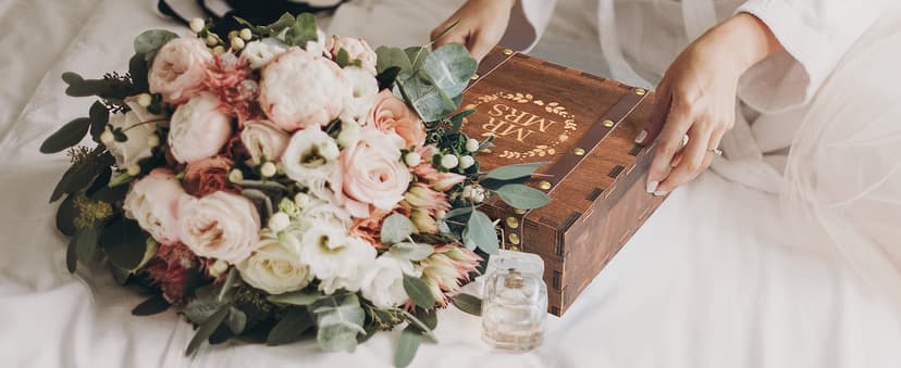 AW BRIDAL Mr and Mrs Wedding Keepsake Box for Couples, Wooden Memory Boxes with Lids, Bridal Shower Gifts for Bride Bachelorette Party, 2025 Engagement Gift for Newlyweds and Marriage Couple