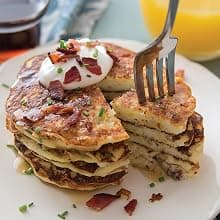 Weekend Camping Cookbook: Over 100 Delicious Recipes for Campfire and Grilling (Fox Chapel Publishing) Make-Ahead Meals for Outdoor Adventures - Cast Iron Nachos, Bacon S'Mores, Foil Packs, and More 1497102936