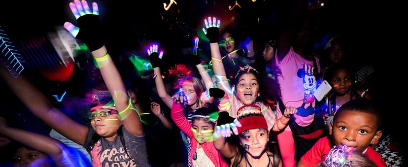 Luwint LED Light Up Rave Gloves for Adults & Teens, Flashing Party Accessories Gift Ideas for Halloween Christmas Dance