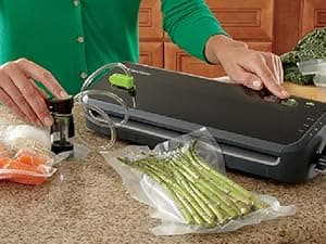 FoodSaver Vacuum Sealer Machine, Automatic Bag Detection, Sous Vide Friendly, with sealer bags, roll, handheld vacuum sealer, black