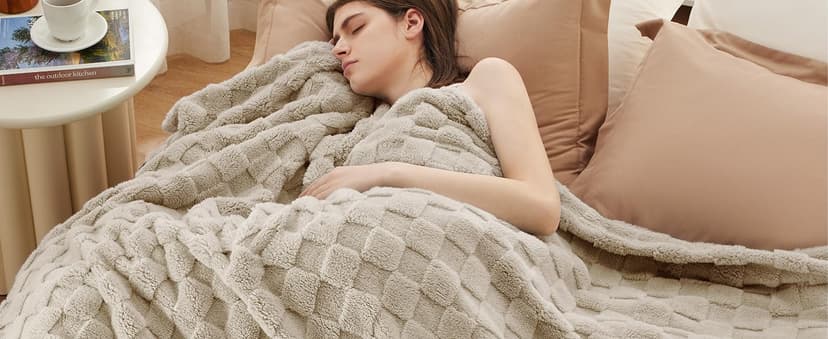 Bedsure Sage Green Throw Blanket for Couch - Checkered Fleece Blankets Gifts for Women Men Girls, Cute Soft Cozy Throw for Bedroom Home Decor Gifts, 50x60 Inches