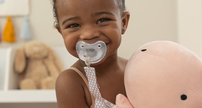 Chicco PhysioForma Silicone Orthondontic Pacifier, 0-6m | 100% Soft Silicone | Supports Breathing & Oral Development | Satin-Textured Nipple | Includes Sterilizing Case | BPA Free | Clear, 4pk