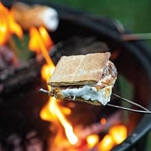 Weekend Camping Cookbook: Over 100 Delicious Recipes for Campfire and Grilling (Fox Chapel Publishing) Make-Ahead Meals for Outdoor Adventures - Cast Iron Nachos, Bacon S'Mores, Foil Packs, and More 1497102936