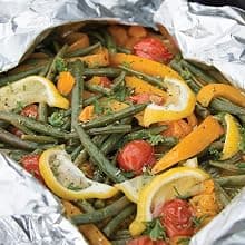 Weekend Camping Cookbook: Over 100 Delicious Recipes for Campfire and Grilling (Fox Chapel Publishing) Make-Ahead Meals for Outdoor Adventures - Cast Iron Nachos, Bacon S'Mores, Foil Packs, and More 1497102936