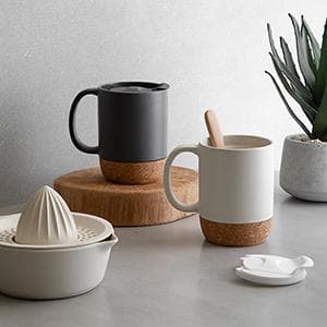 DOWAN Coffee Mugs, 15 oz Mug Set of 2, Large Ceramic Coffee Mug with Cork Bottom and Spill Proof Lid for Mom Dad, Big Mug for Latte Tea, Matte Grey