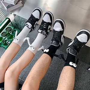 2 Pairs Magnetic Holding Hands Socks - Funny Gifts for Women & Men, Teens, Couples, Friends
