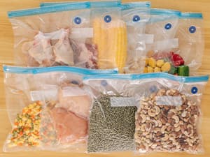 GERYON Vacuum Sealer Machine – Automatic Food Vacuum Sealer for Dry & Moist Food, Compact with LED Touch Panel, Includes Zipper Bags & Roll, Perfect for Sous Vide & Freezer Storage (Silver)