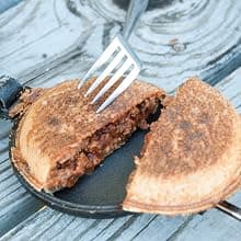 Weekend Camping Cookbook: Over 100 Delicious Recipes for Campfire and Grilling (Fox Chapel Publishing) Make-Ahead Meals for Outdoor Adventures - Cast Iron Nachos, Bacon S'Mores, Foil Packs, and More 1497102936