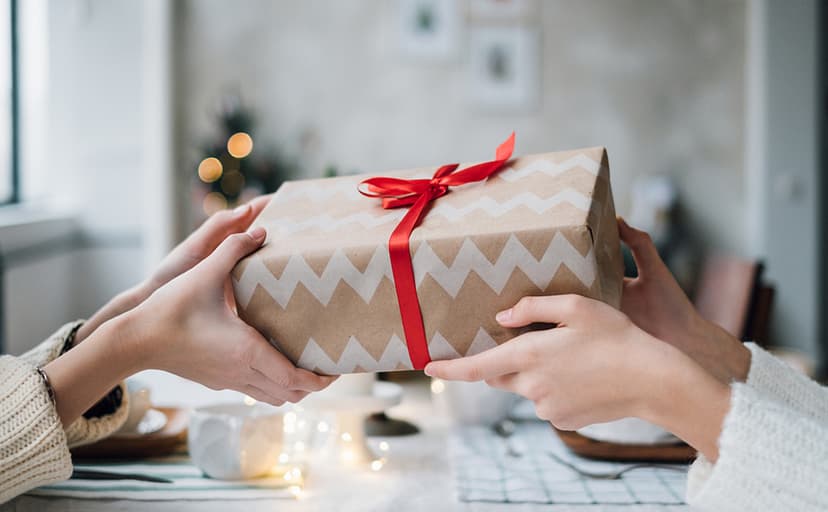 White Vases for Decor, Heart Shaped Ceramic Vase Set of 2, Nordic Heart Shaped Vases, Minimalist Decorative Vase for Table Centerpiece Wedding Dining Living Room Office House Decoration