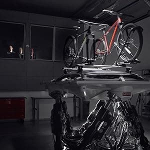 Thule Paramount Bike Commuter Backpack - 20L Capacity - Adjustable fit - 16" Padded Laptop Sleeve and 11" Tablet Pocket - Rolltop Closure - Side Phone Pocket - Taillight Loop