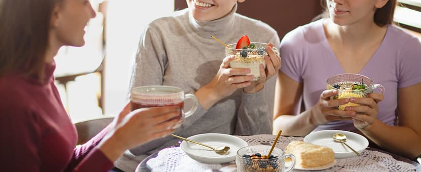 LANDNEOO 4pcs Set Vintage Coffee Mugs gifts for women, Overnight Oats Containers with Bamboo Lids and Spoons - 14oz Clear Embossed Glass Cups, Cute Coffee Bar Accessories, Iced Coffee Glasses