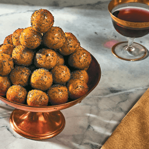 Tasting History: Explore the Past through 4,000 Years of Recipes (A Cookbook) 1982186186