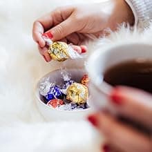 Lindt LINDOR Assorted Chocolate Candy Truffles, 15.2 oz. Bag B00UXI3PEM