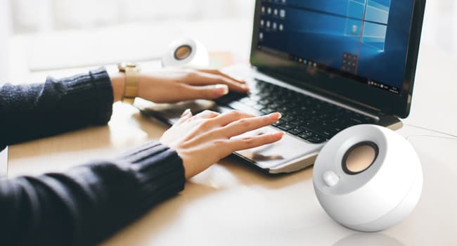 Creative Pebble 2.0 USB-Powered Desktop Speakers with Far-Field Drivers and Passive Radiators for PCs and Laptops (White)
